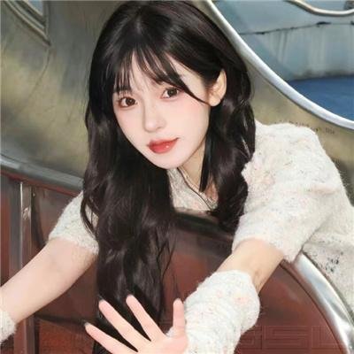 与红色中国人一起看电视